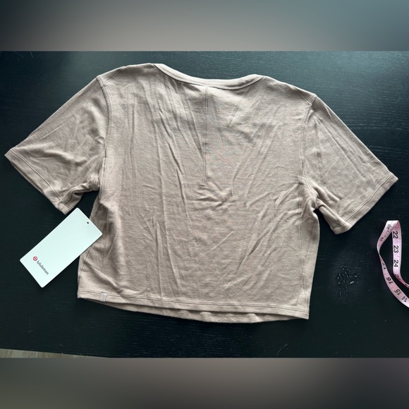 Lululemon NWT Women's Tan Crop Top Size 12 - Picture 4 of 7